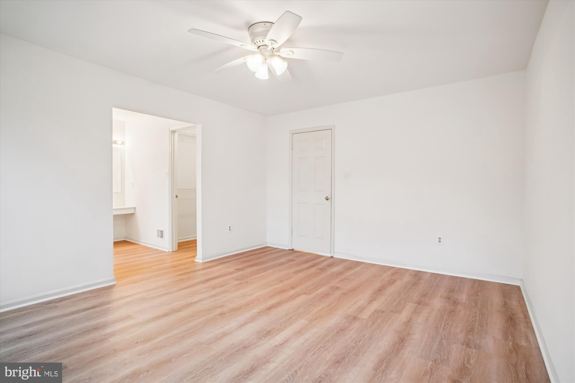 2816 Kelly Square Vienna, VA 22181 - Photo 35 of 73 an empty room with wooden floor and a ceiling fan
