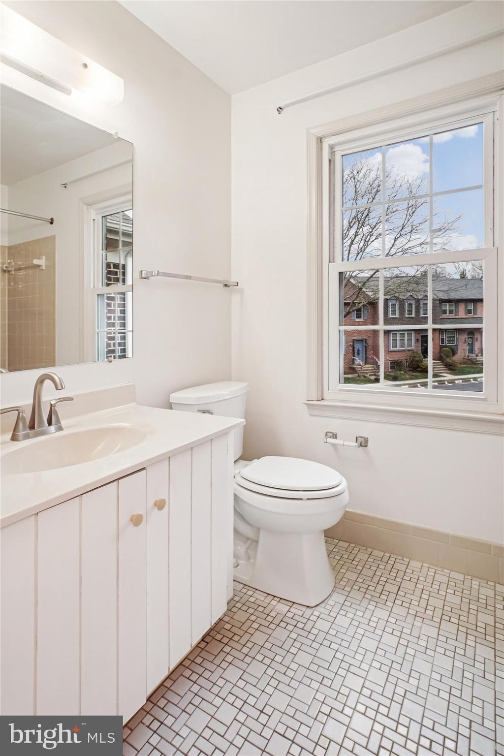 2816 Kelly Square Vienna, VA 22181 - Photo 39 of 73 Sunny Primary Bath