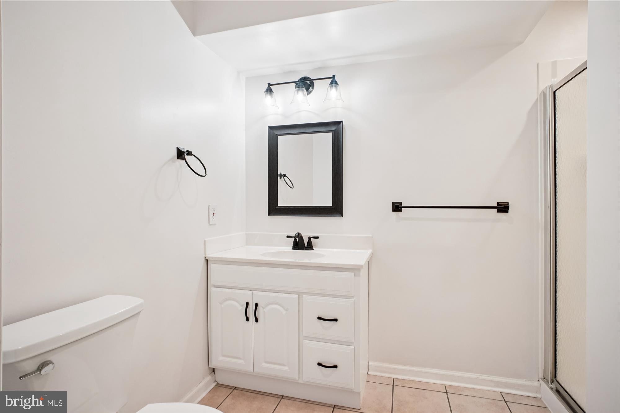 2816 Kelly Square Vienna, VA 22181 - Photo 46 of 73 a bathroom with a sink toilet and mirror