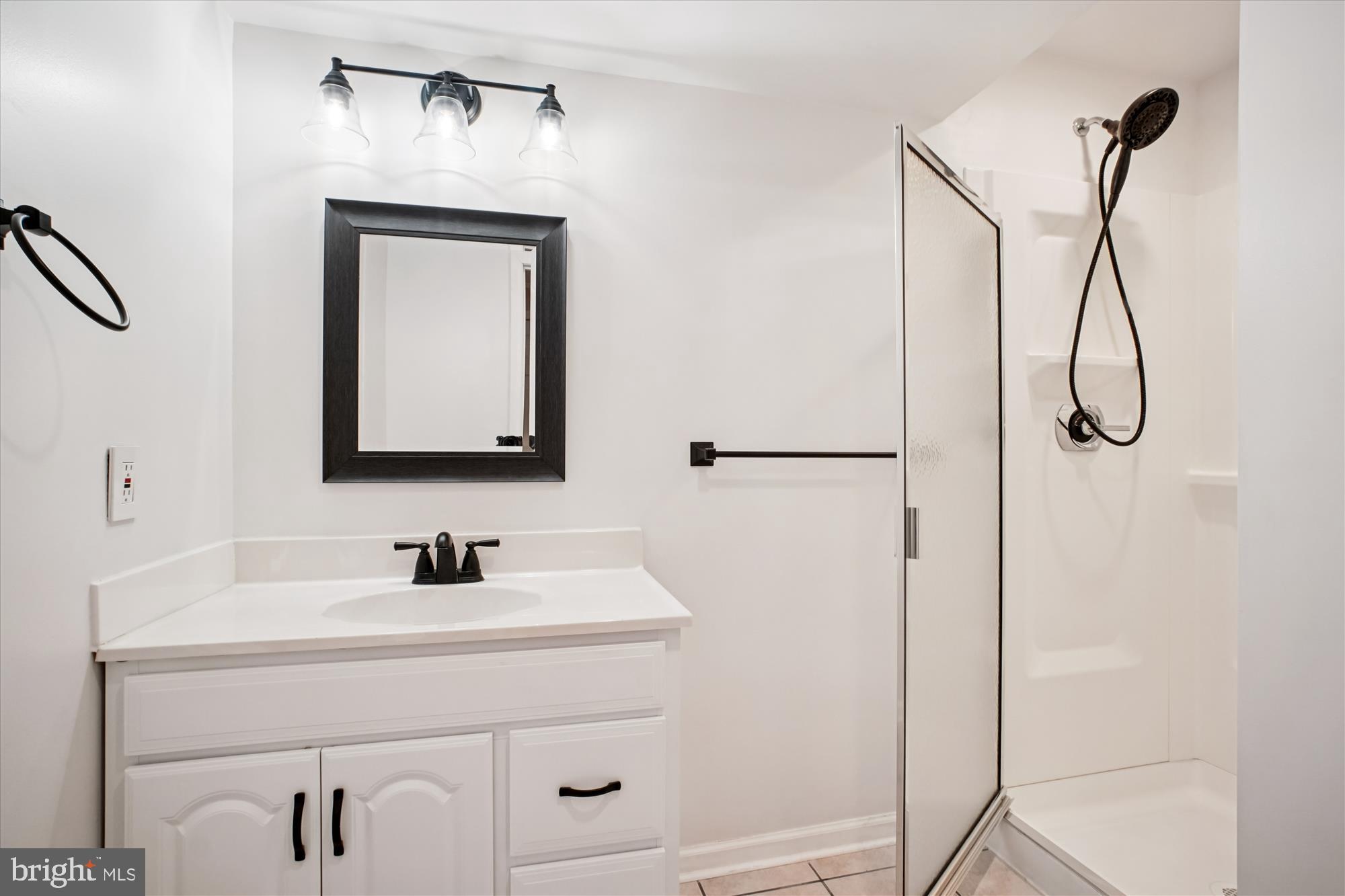2816 Kelly Square Vienna, VA 22181 - Photo 47 of 73 a bathroom with a sink and a mirror