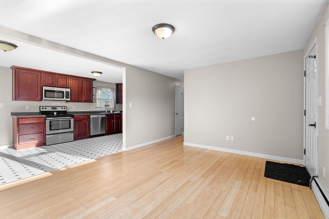 34 Ritter Street Nashua, NH 03060 - Photo 4 of 35