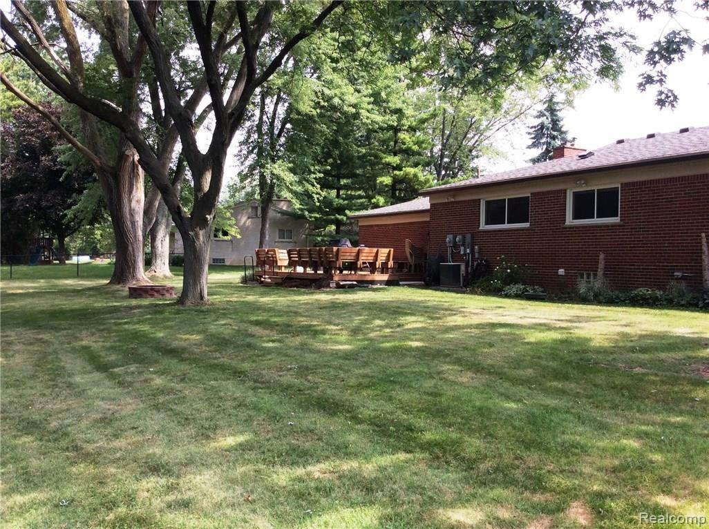 28369 Westerleigh Road Farmington, MI 48334 - Photo 15 of 16 Backyard