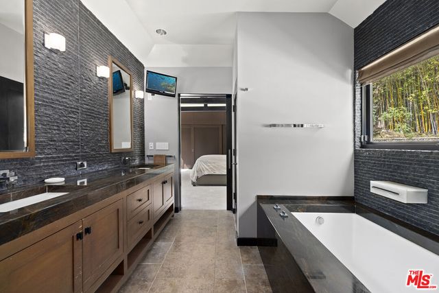 $2,848,000 | 3300 North Knoll Drive, Los Angeles, CA 90068