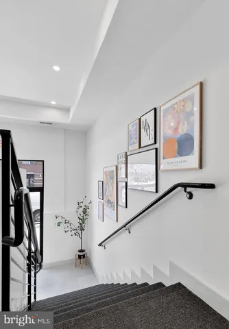 a view of entryway with livingroom