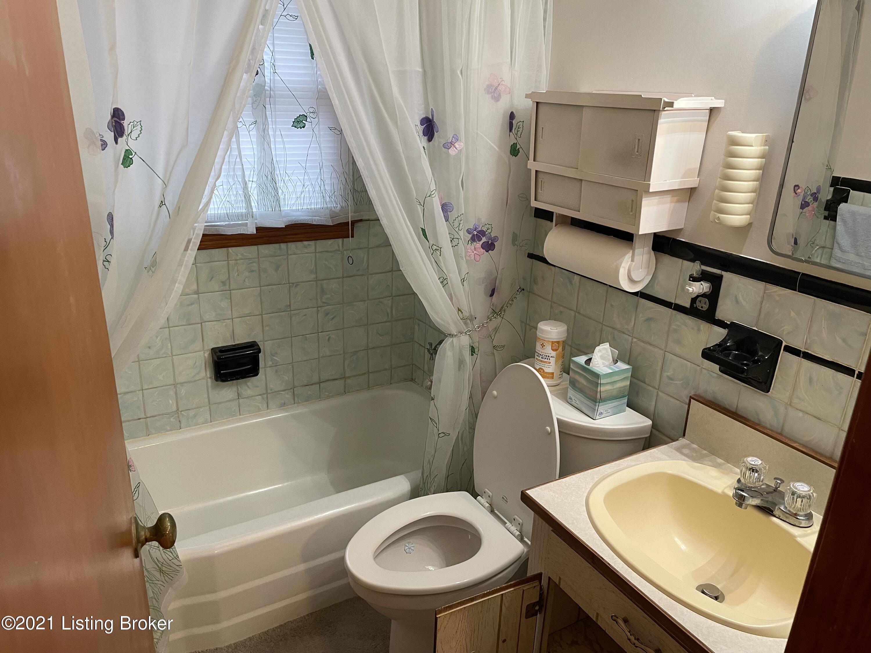 8205 Kerry Road Louisville, KY 40258 - Photo 12 of 19 E6CD51D8-638C-4BCF-9385-9280A655F350