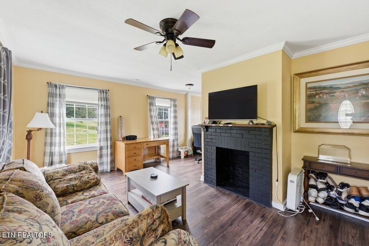219 Pine Street Clinton, TN 37716 - Photo 5 of 23 Living Room (4)