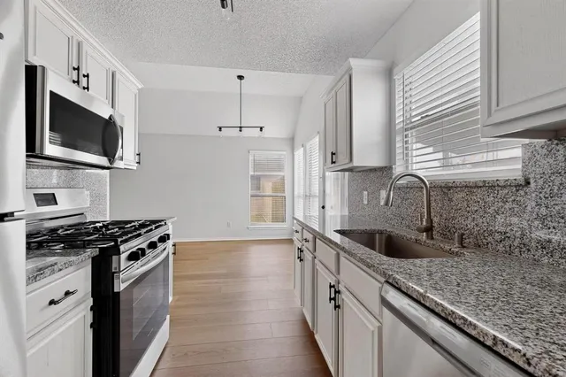 $2,095 | 2864 Hampshire Lane, Rockwall, TX 75032