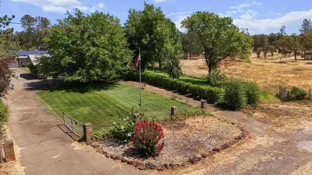a view of a pathway with a yard