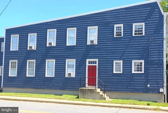 a brick building that has a lots of windows on it