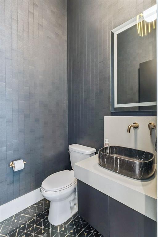 15746 Pendio Drive Montverde, FL 34756 - Photo 39 of 71 a bathroom with a sink a toilet and mirror