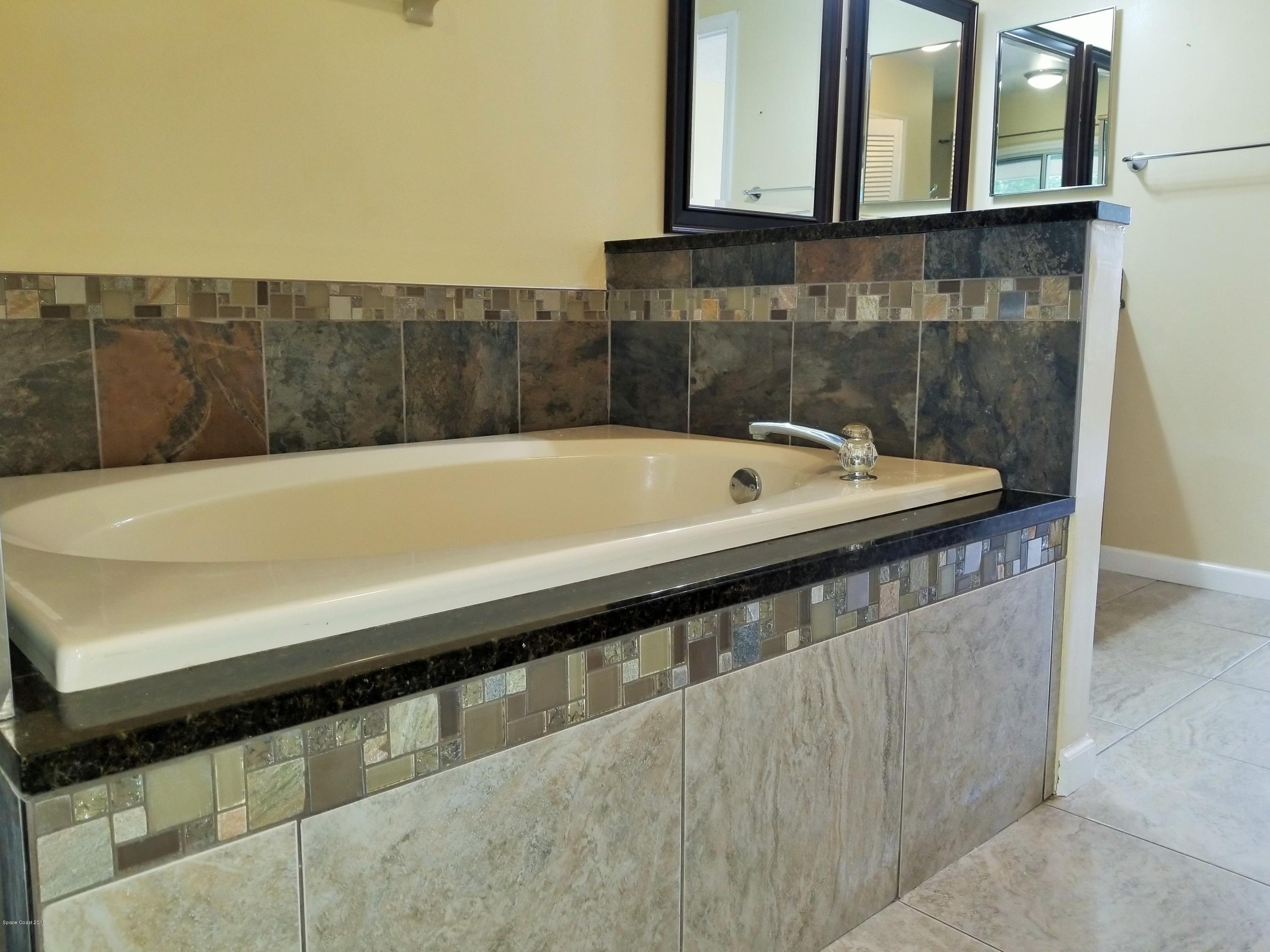 164 Oak Lake Road Melbourne, FL 32901 - Photo 31 of 35 Seperate Garden Tub