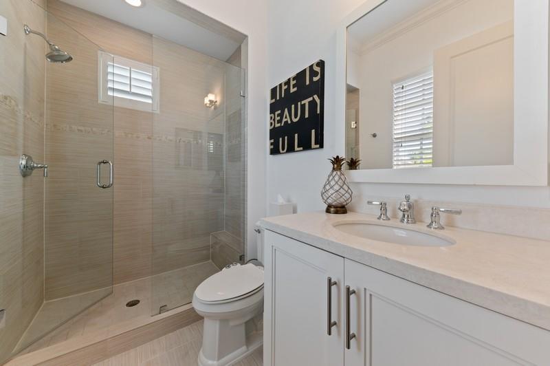 127 Madison Lane Delray Beach, FL 33444 - Photo 11 of 20 Bathroom