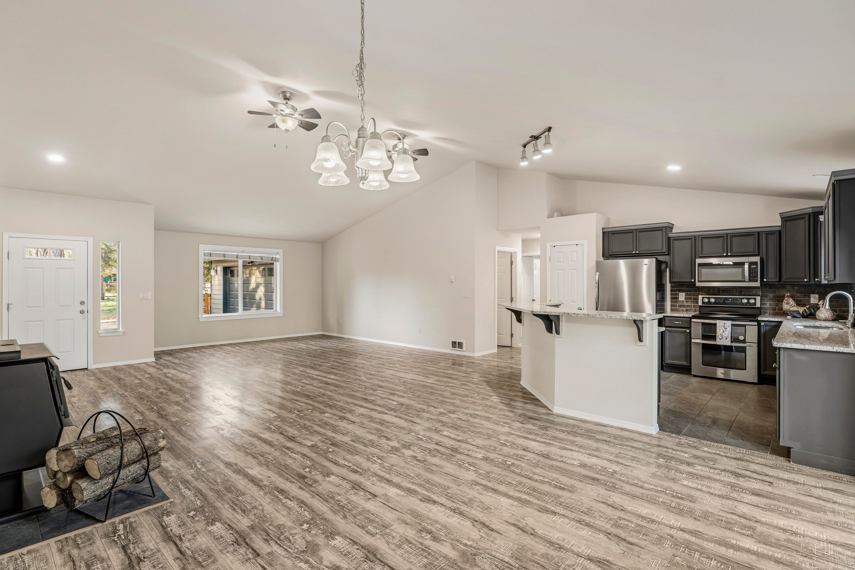 16050 Dick Road La Pine, OR 97739 - Photo 14 of 59 39-Living Room