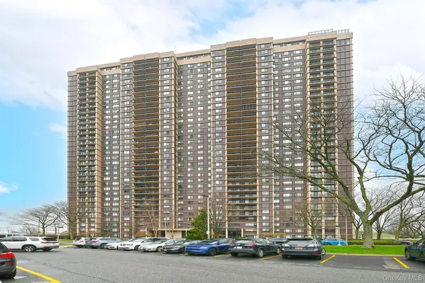 $859,000 | 269 Grand Central Parkway, Unit 15L | Glen Oaks