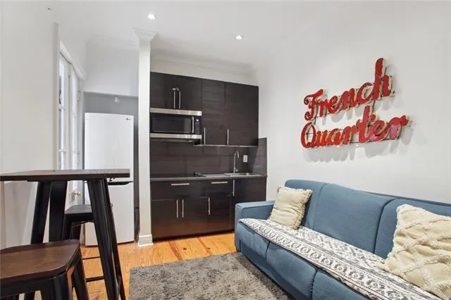 $1,275 | 411 Burgundy Street, Unit 4, New Orleans, LA 70112