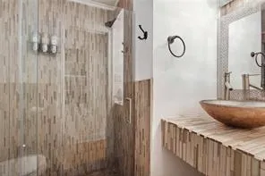 $1,275 | 411 Burgundy Street, Unit 4, New Orleans, LA 70112