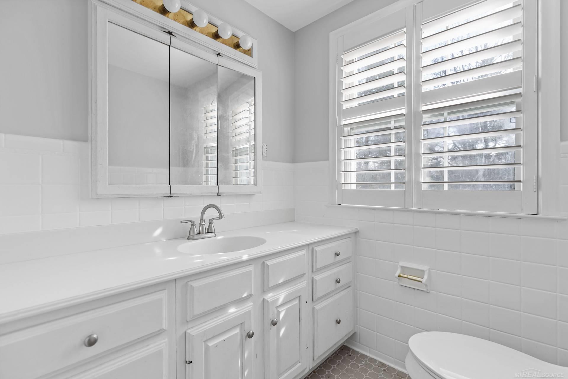320 Cloverly Road Grosse Pointe, MI 48236 - Photo 24 of 38 50137440-6bf8569c-2db6-41cd-a3e8-7a9bdf288991.JPG