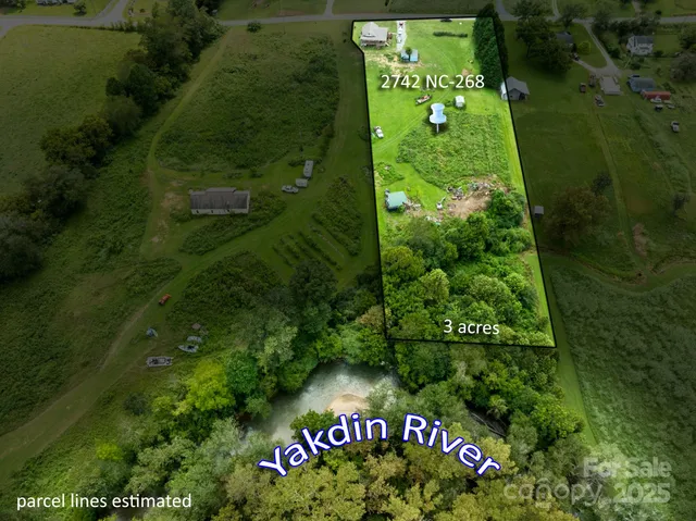 a sign of golf club on a wall