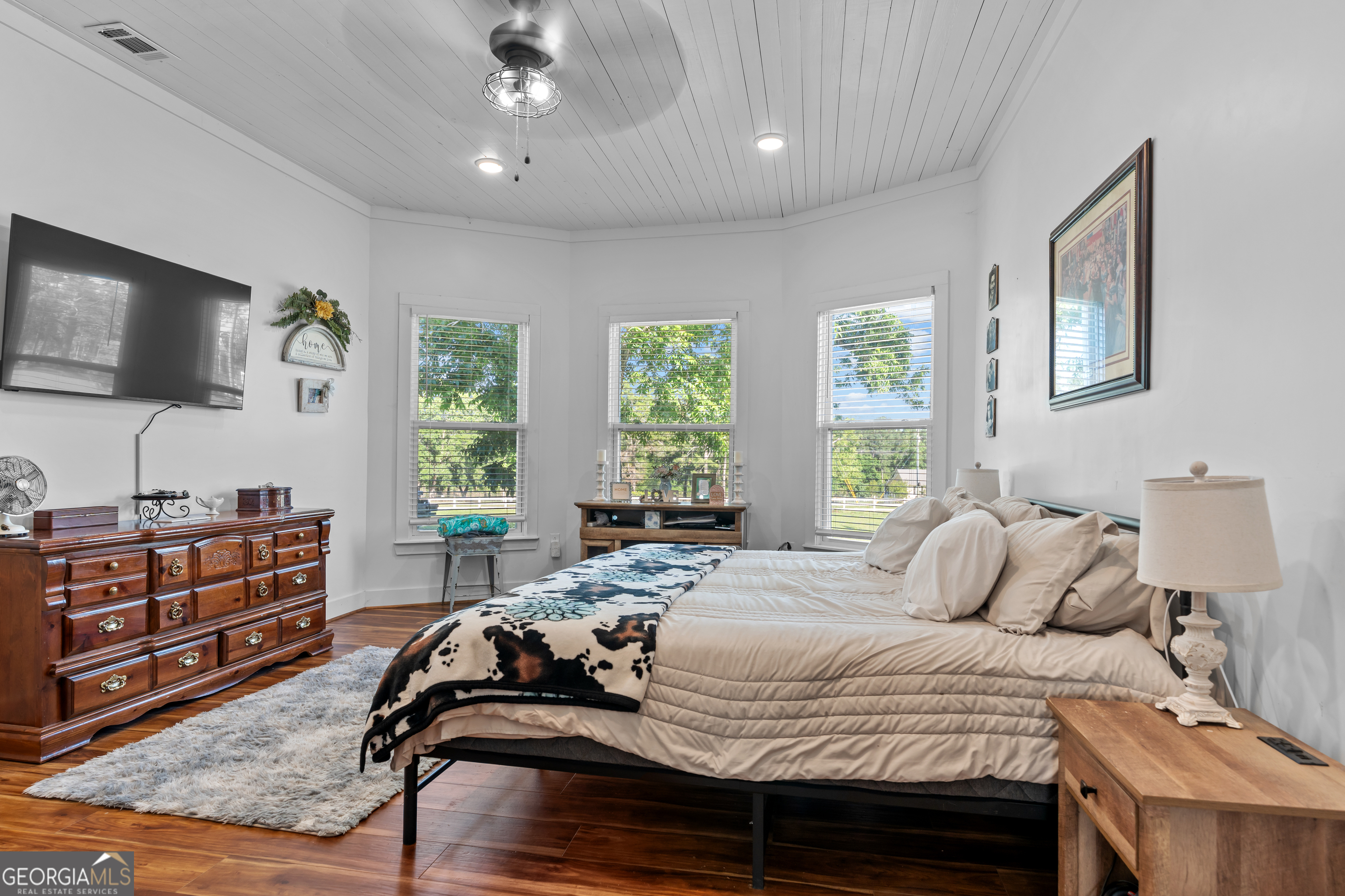 5065 10 Mile Road Baxley, GA 31513 - Photo 37 of 70 a bedroom with a bed and a flat screen tv