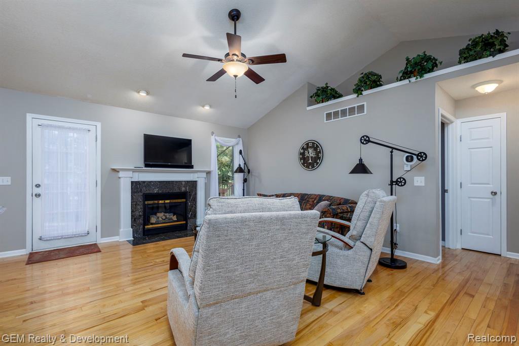 925 Sarah Road Pinckney, MI 48169 - Photo 6 of 56