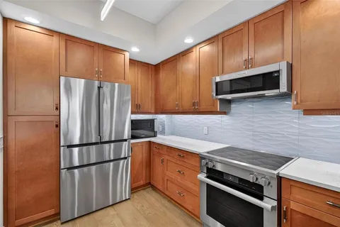 $1,050,000 | 1325 Snell Isle Boulevard Northeast, Unit 302, St. Petersburg, FL 33704