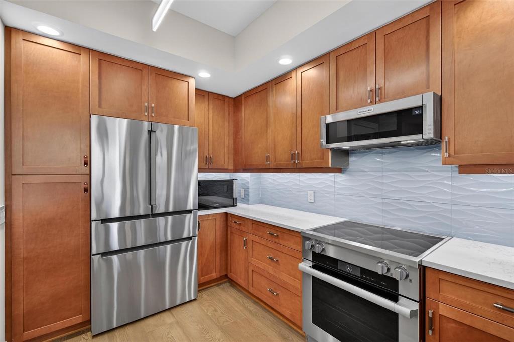 1325 Snell Isle Boulevard Northeast, Unit 302 St. Petersburg, FL 33704 - Photo 10 of 62
