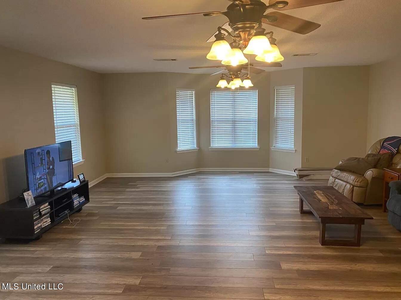 6105 McCormack Road Moss Point, MS 39562 - Photo 6 of 32 IMG_3933