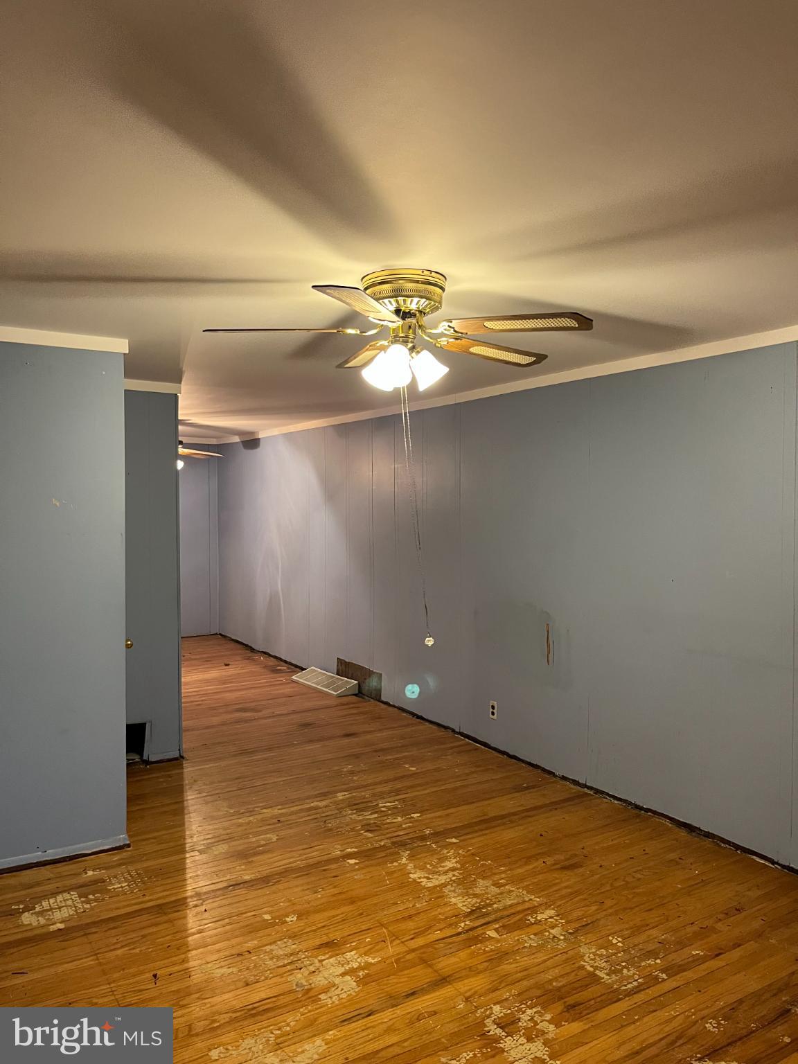 810 Bennington Road Folcroft, PA 19032 - Photo 3 of 24 Spacious room with potential for creativity.