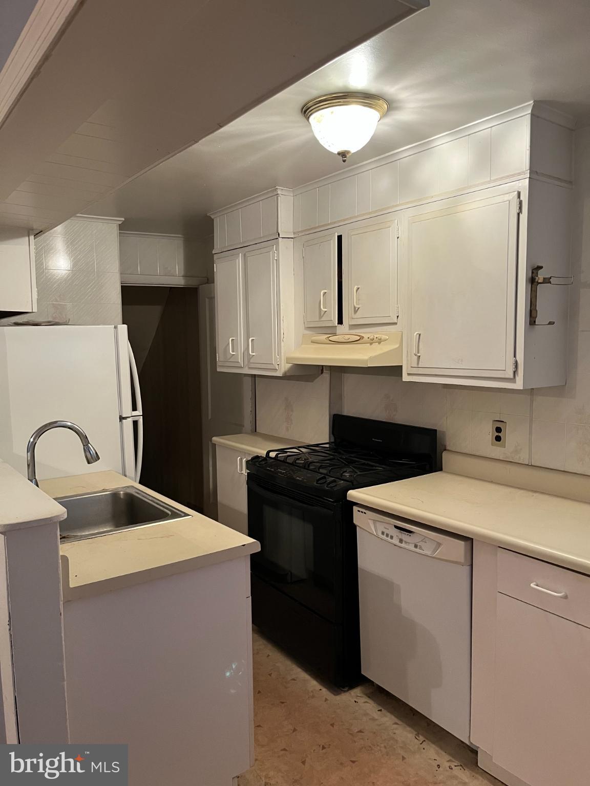 810 Bennington Road Folcroft, PA 19032 - Photo 6 of 24 Charming kitchen with modern appliances.