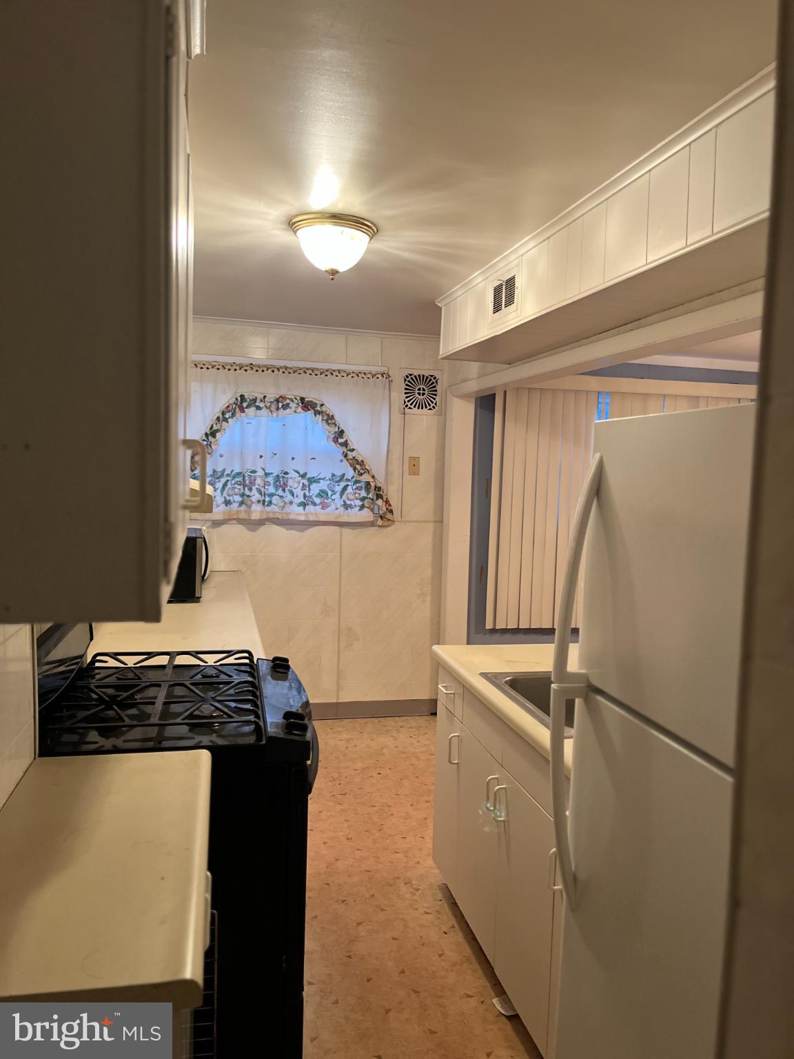 810 Bennington Road Folcroft, PA 19032 - Photo 7 of 24 Cozy kitchen with natural light and charm.