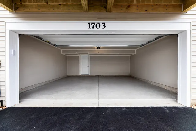 $3,250 | 1703 Neubauer Circle, Lindenhurst, IL 60046