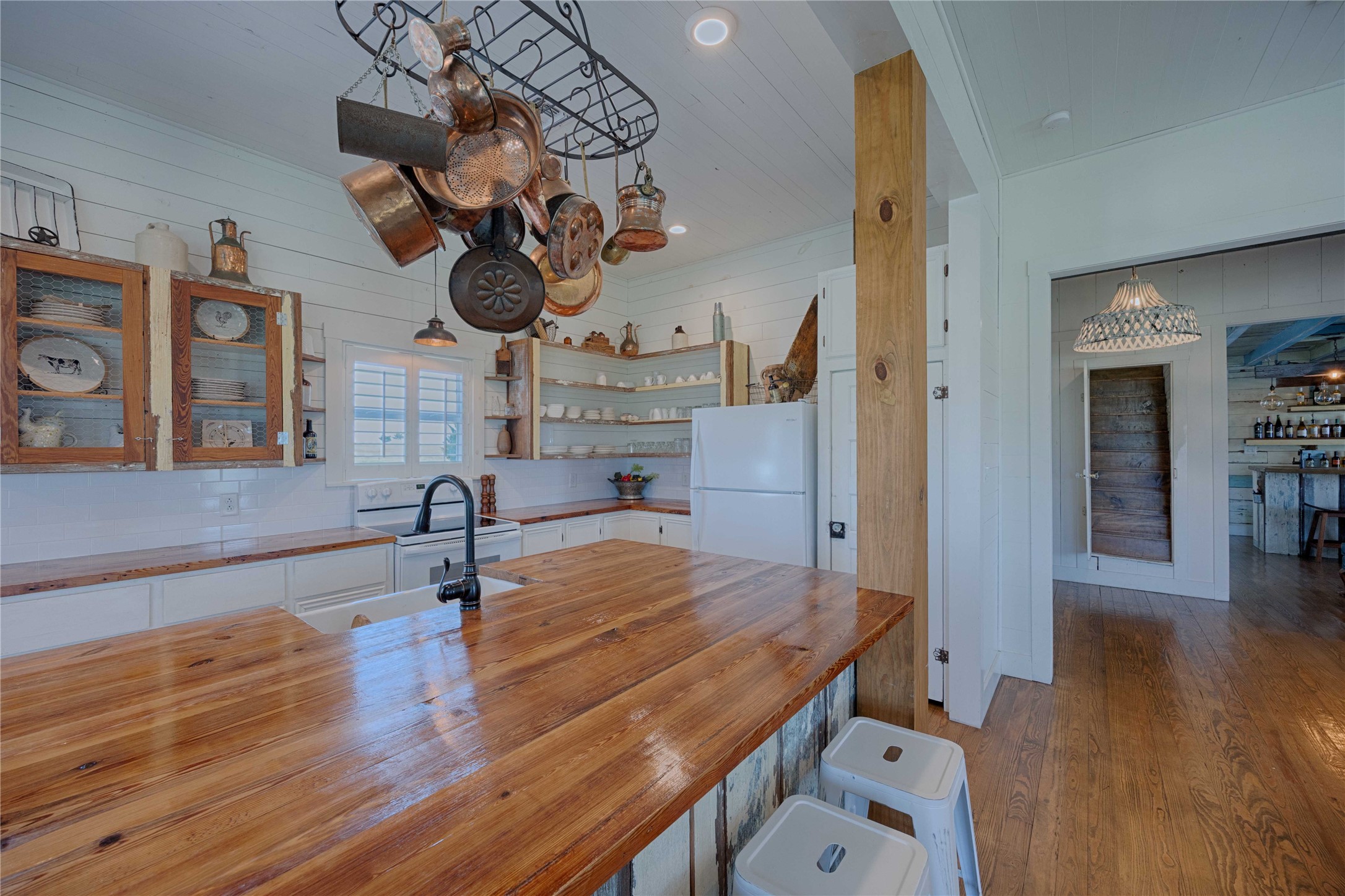 2210 Fm 615 Schulenburg, TX 78956 - Photo 25 of 49 a dining room with wooden floor