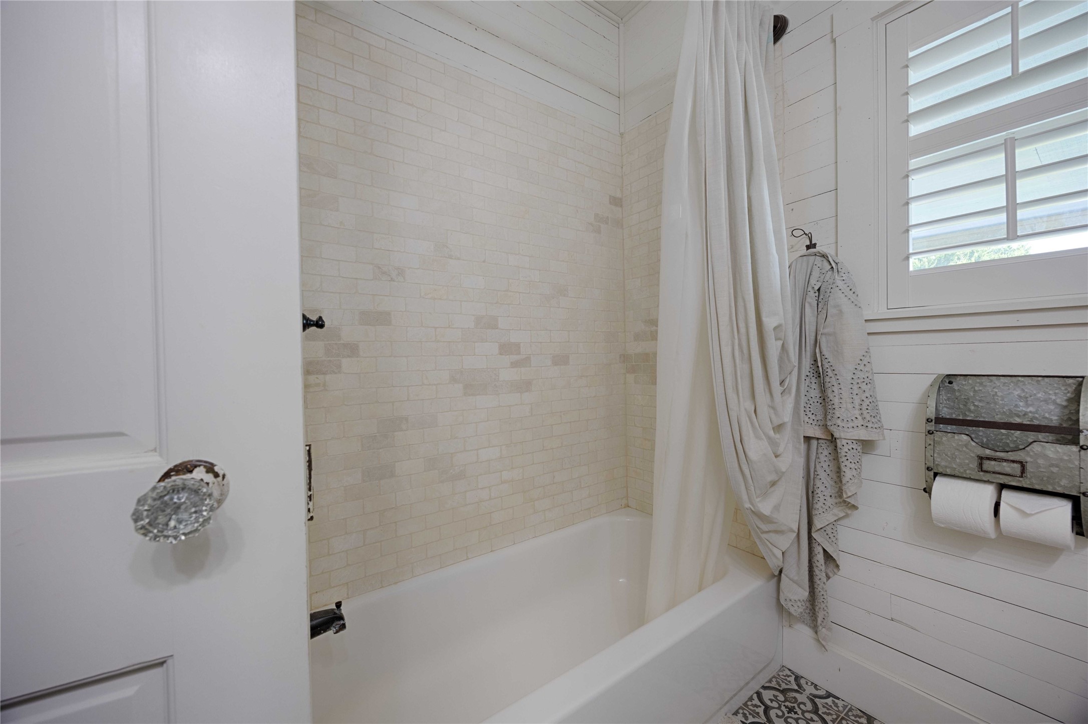 2210 Fm 615 Schulenburg, TX 78956 - Photo 33 of 49 a bathroom with a bathtub