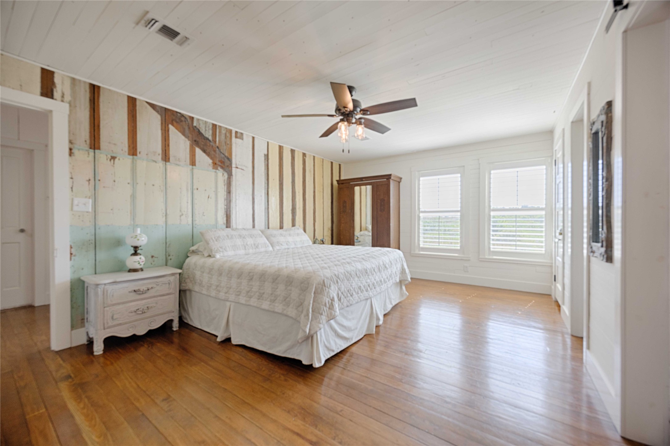 2210 Fm 615 Schulenburg, TX 78956 - Photo 35 of 49 a spacious bedroom with a bed and a chandelier