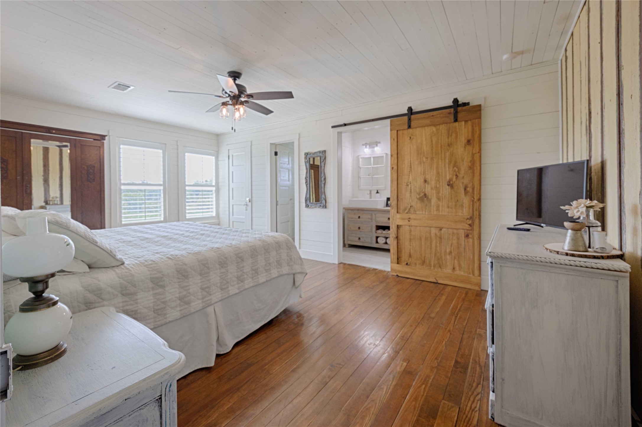 2210 Fm 615 Schulenburg, TX 78956 - Photo 36 of 49 a spacious bedroom with a bed and wooden floor