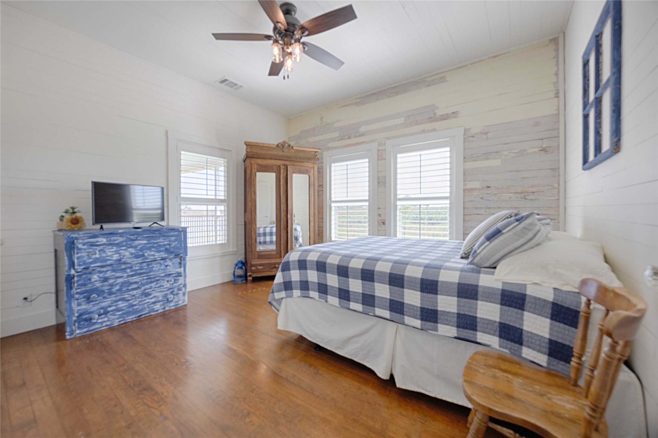 2210 Fm 615 Schulenburg, TX 78956 - Photo 39 of 49 a bedroom with bed and wooden floor