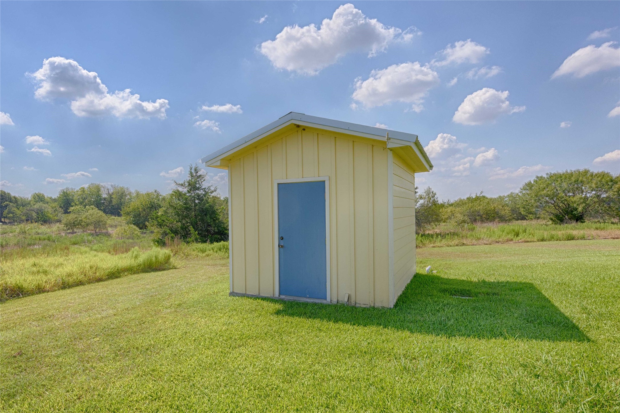 2210 Fm 615 Schulenburg, TX 78956 - Photo 49 of 49 a view of a big yard with palm trees and a yard