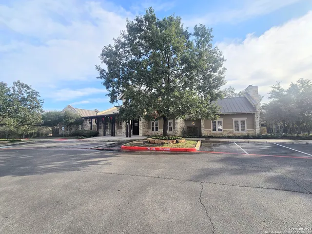 a view of the patio with entertaining space