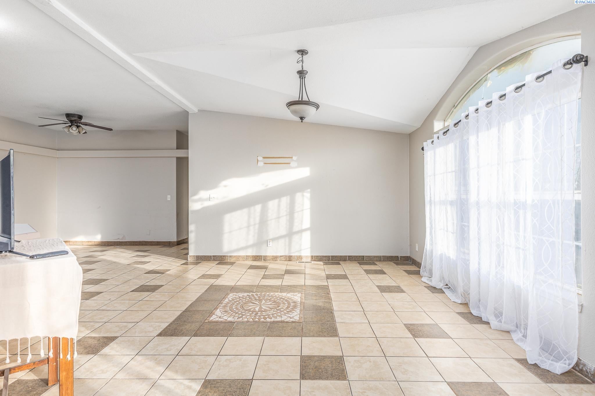 215523 East Cochran Road Kennewick, WA 99337 - Photo 4 of 47 Gallery Image 4