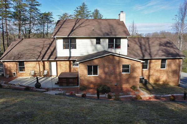4040 Jae Valley Road Roanoke, VA 24014 - Photo 2 of 25 Rear