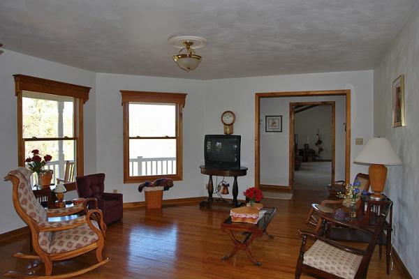 4040 Jae Valley Road Roanoke, VA 24014 - Photo 11 of 25 Living Room