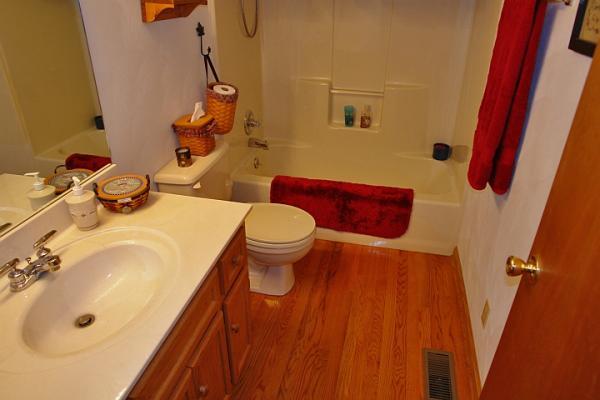 4040 Jae Valley Road Roanoke, VA 24014 - Photo 12 of 25 Bath1