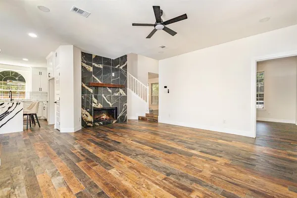 a view of a livingroom with furniture and a ceiling fan