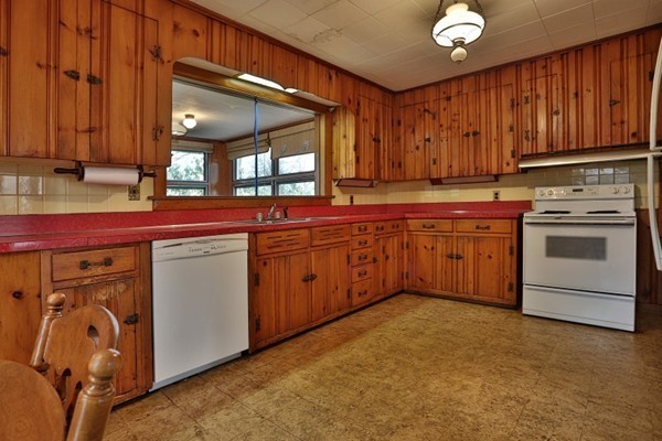 37 Hanscom Avenue Reading, MA 01867 - Photo 9 of 21 Gallery Image 9