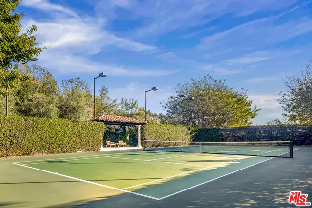 a view of an outdoor sitting area with furniture and garden