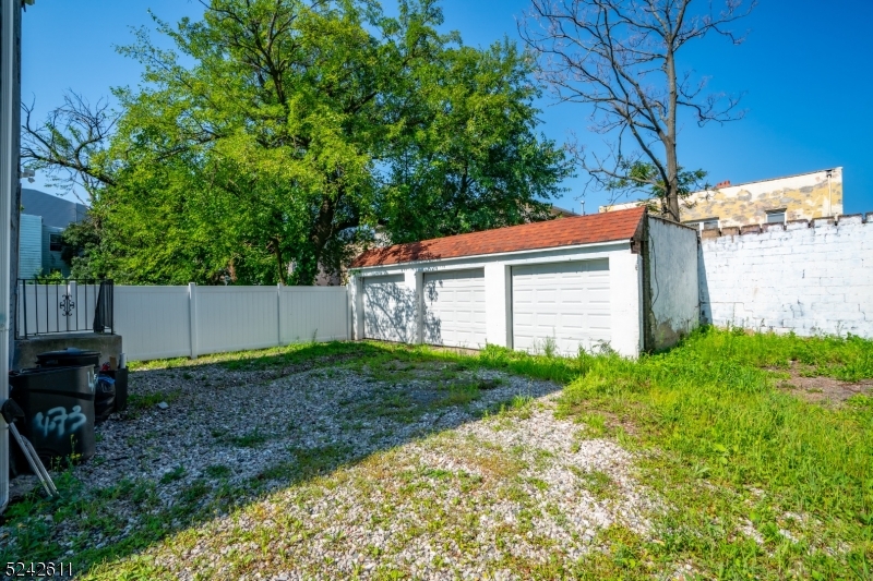 473 South 16th Street, Unit 2 Newark, NJ 07103 - Photo 13 of 15 a backyard of a house with lots of green space