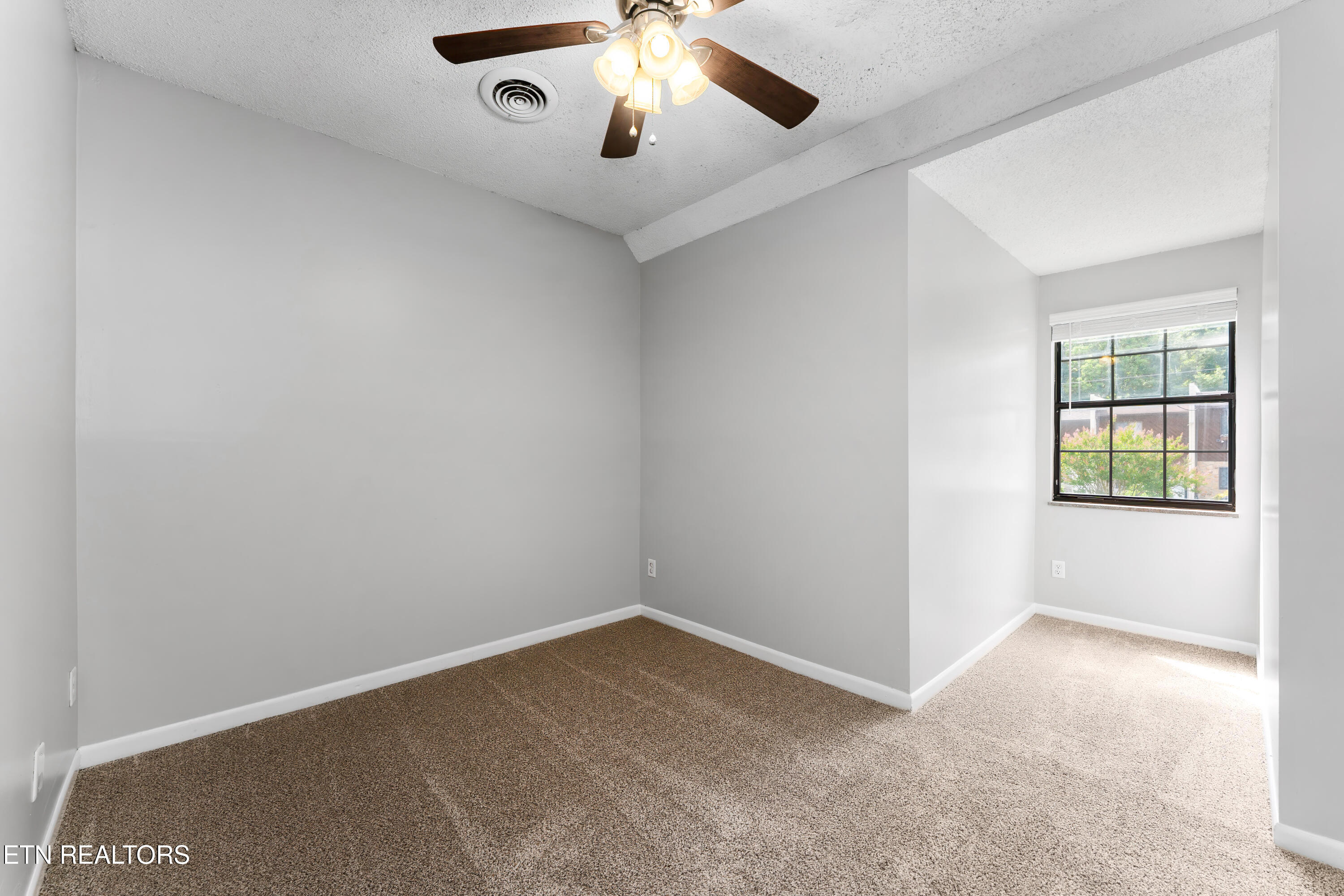 2702 Sood Road, Unit 3 Knoxville, TN 37921 - Photo 19 of 30 Upstairs bedroom