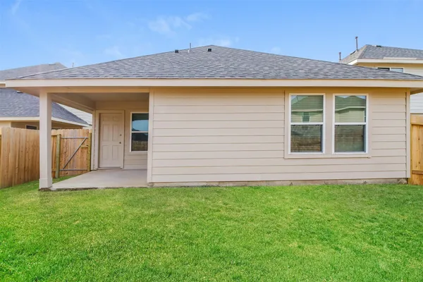 a view of a house with backyard