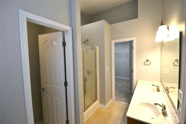 a view of a house with backyard