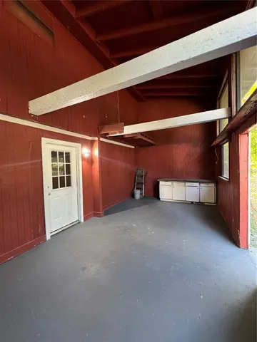 a view of empty room with a ceiling fan